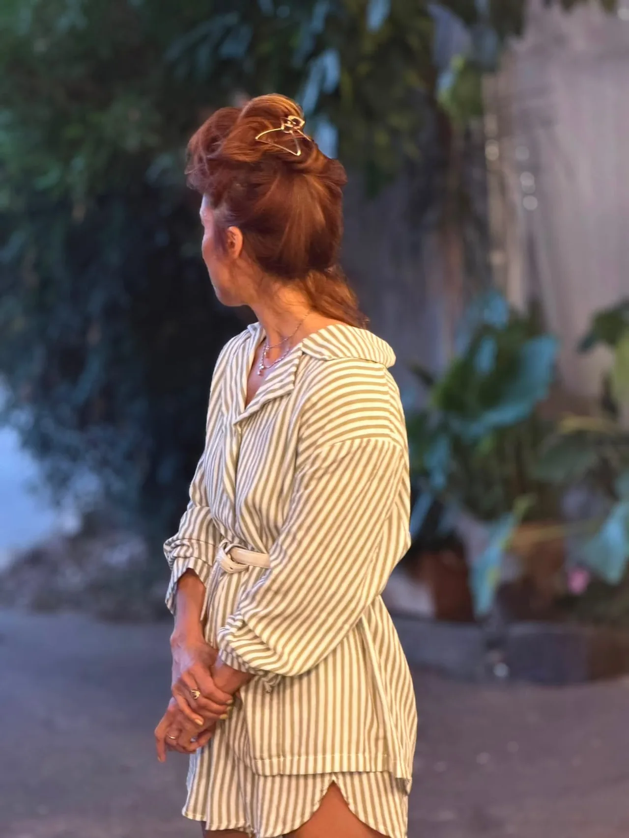נטעלי עומדת בגינה בזמן הכנות לאירוח בדה בלינה